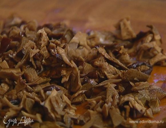 Воду из грибов слить, процедить и сохранить, грибы мелко порубить.