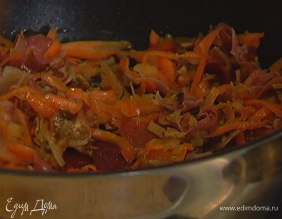 Выложить грибы к ветчине с овощами, перемешать.