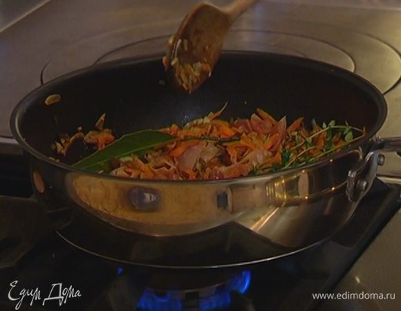 Добавить к ветчине с грибами чеснок, лавровый лист и веточки тимьяна целиком.