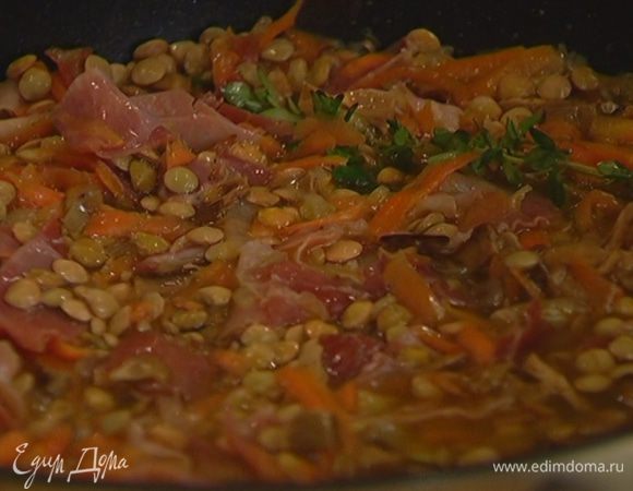 Всыпать в сковороду чечевицу, влить воду, в которой замачивались грибы, горячий куриный бульон (чечевица должна быть покрыта жидкостью) и готовить под крышкой 15–20 минут. Если нужно, посолить.