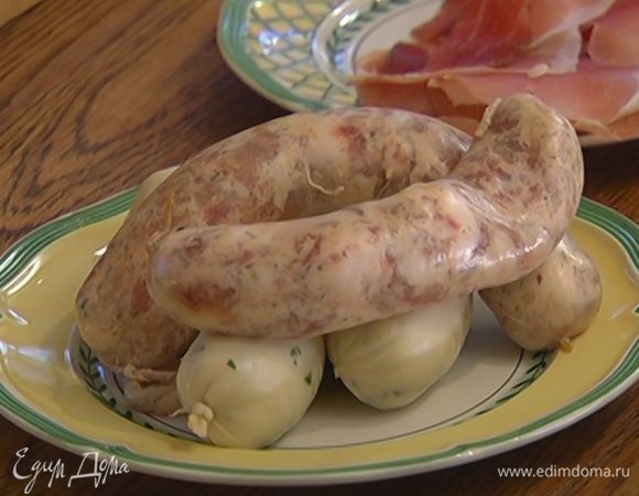 Разогреть в сковороде оставшееся оливковое масло и обжарить под крышкой куриные сосиски со всех сторон до готовности.