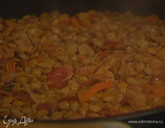 Подавать чечевицу с грибами и ветчиной вместе с сосисками.