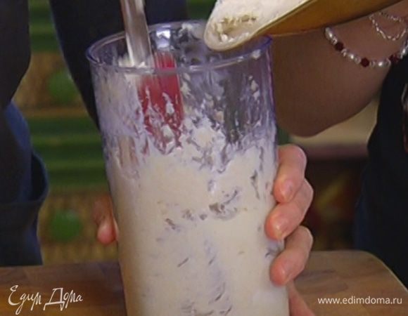 Приготовить тесто: взбить 50 г сахара вместе с предварительно размягченным сливочным маслом, затем, перемешивая лопаткой, небольшими порциями всыпать 175 г муки. 