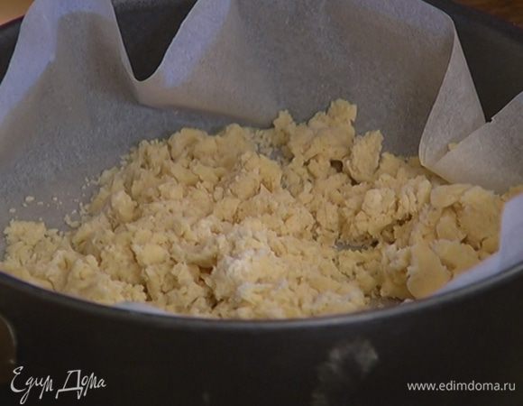 Тесто растереть над формой руками, так чтобы получилась крошка, затем слегка примять. Присыпать 1 ст. ложкой сахара и отправить в разогретую духовку на 20 минут.