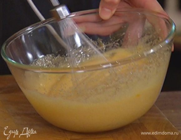 Яйца взбить с оставшимся сахаром.