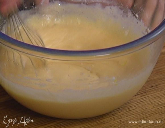 Приготовить начинку: взбитые яйца перемешать с цедрой и лимонным соком, затем всыпать оставшуюся муку, разрыхлитель и соль, все вымешать.