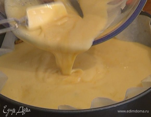 На пропеченный корж вылить лимонную начинку и отправить обратно в духовку. Минут через 20 понизить температуру в духовке до 170°С и выпекать еще 20–25 минут.