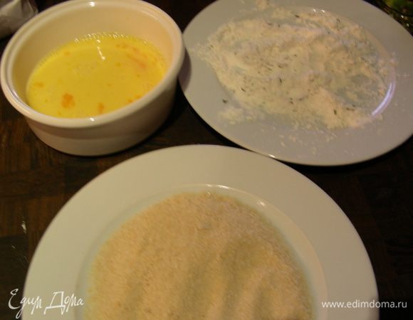 Сначала приготовим панировку для сыра. В тарелке смешиваем муку с щепоткой соли, перца и тимьяна. В другой мисочке - яйцо, слегка взбитое с молоком, в третьей панировочные сухари.
