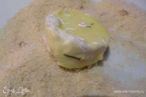 Сыр нарезаем небольшими кусочками, обваливаем его сначала в муке, затем смазываем яйцом, потом обваливаем в сухарях (крошках). Повторяем так до того момента, пока сыр не будет хорошо покрыт крошками. Я все повторила еще 1 раз.