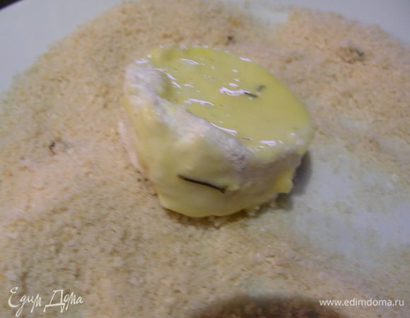 Сыр нарезаем небольшими кусочками, обваливаем его сначала в муке, затем смазываем яйцом, потом обваливаем в сухарях (крошках). Повторяем так до того момента, пока сыр не будет хорошо покрыт крошками. Я все повторила еще 1 раз.

