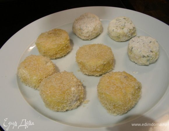 У меня получилось 8 шариков (на парочку сухарей не хватило, поэтому у них панировка только из муки). Убираем их в холодильник на 30 минут.
