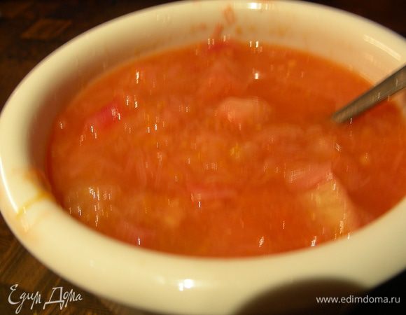 В это время приготовим соус. Ревень режем кусочками, выкладываем его в кастрюльку, добавляем к нему цедру и сок апельсина (цедры, мне кажется, можно и поменьше добавить; все по вкусу), немного воды и готовим на среднем огне минут 5-8 до мягкости ревеня. Ближе к концу добавляем имбирь на кончике ножа и сахар по вкусу. Оставляем соус остывать.
