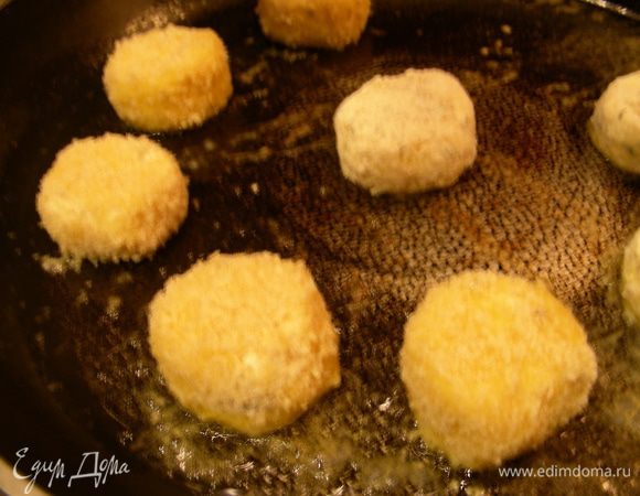 Разогреваем сливочное и растительное масло, когда оно зашипело выкладываем наш сыр и обжариваем его минуты по 3-4 с каждой стороны, один раз аккуратно перевернув. Можно это сделать во фритюре.
