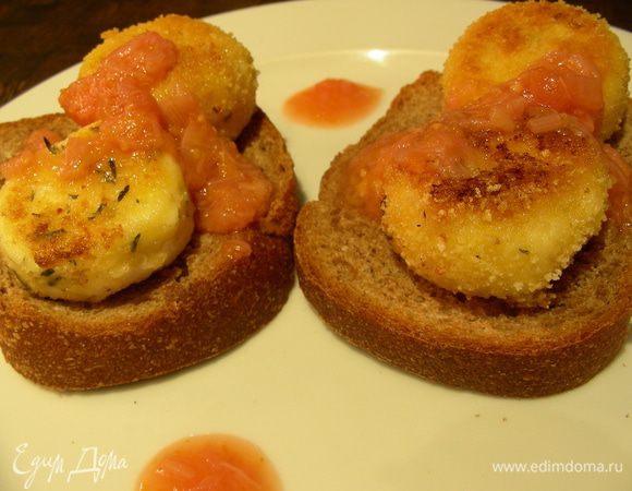 Подаем сразу же. На тарелку выкладываем хлебушек, на него наш сыр. Соус, мне кажется, лучше подать отдельно, каждый сам себе добавит сколько нужно. Приятного аппетита))
