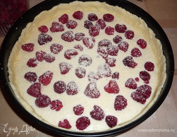 Начинка:

Творог взбить с желтками и сахаром. 
Белки взбить отдельно в крепкую пену и добавить к творожной массе, осторожо перемешать.
Начинку вылить в форму, сверху разбросать малину (или порезанный тонкими колечками банан), немного присыпать крахмалом и стружкой из белого шоколада.