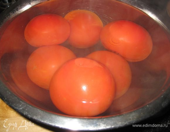 Помидоры залить кипятком.