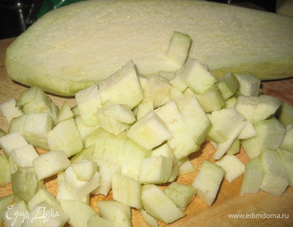 Баклажаны очистить от кожуры, нарезать кубиками.