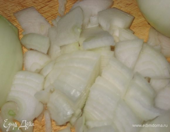 Нарезать лук кубиками.