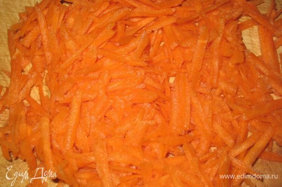 Натереть морковь на тёрке.