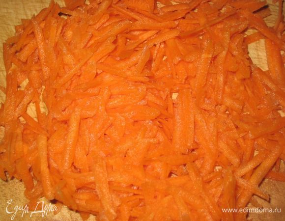 Натереть морковь на тёрке.