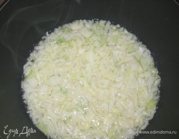 Жарим лук в оливковом масле.