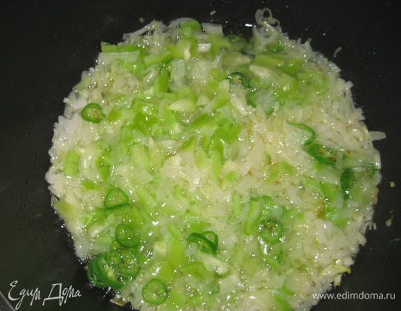 Добавляем болгарский перец и зелёный перец.