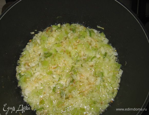 Когда наш лук приобрёл золотистый цвет, добавляем морковь.