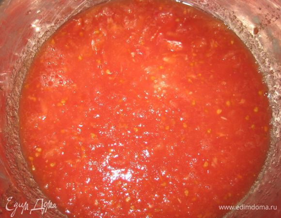 Пока у нас всё жарится нужно натереть помидоры.