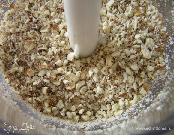 Орехи поместить в чашу блендера и измельчить.