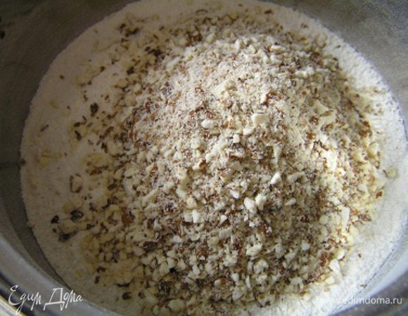 Смешать муку, соль, добавить измельченные орехи, (Елена советует в блендере, я же все размешивала вилкой),