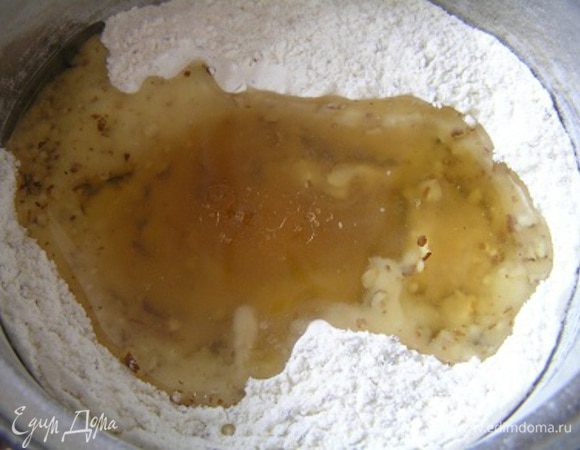 затем влить сироп и растительное масло, 