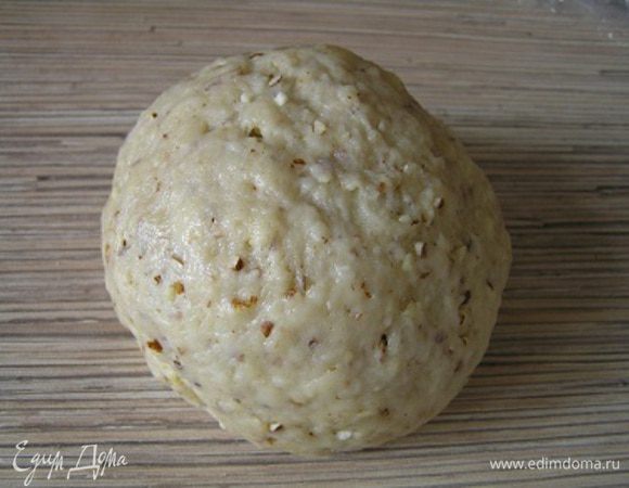 Постепенно влить воду (я добавляла по 2 ложки) и замесить пластичное тесто. 