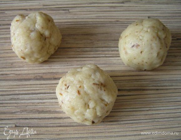 Сформировать колбаску и поделить тесто на комочки величиной с грецкий орех (у меня чуть больше).