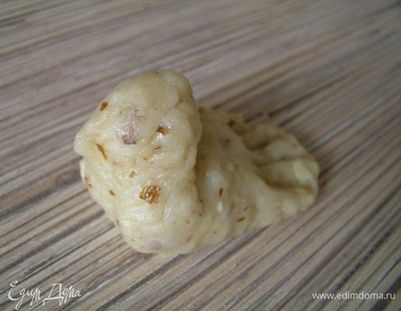 согнуть ее под прямым углом так, чтобы одна часть была больше другой. Один кончик расплющить, а другой вытянуть в "головку", сделать клювик. Хвостик очертить при помощи ножа. 