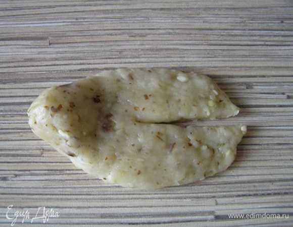 А я еще делала "летящих" жаворонков. Все также делать из "колбаски" - 1/4 часть оставить для головы, остальную расплющить, разрезать пополам (для хвостика и крылышек),