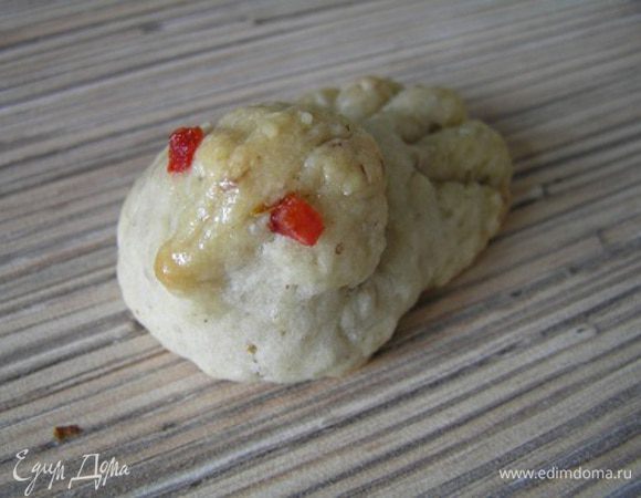 Выложить "жаворонков" на противень с пекарской бумагой и выпекать при 200*С 15 минут. Смазать головы "жаворонков" сиропом (или медом) и прикрепить вишенки вместо глаз.