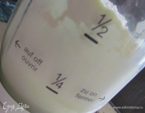 Смешать все ингредиенты, я делала это в чаше блендера около 5 минут (надо чтобы сахар растворился, молоко можно взять немного теплое около 37С).