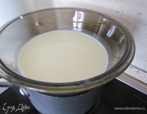 Перелить массу в миску и поставить на водяную баню (миска не должна дотрагиваться до воды). Варить 1 час. Мешать каждые минут 10. 