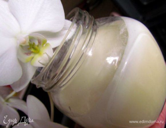 Полученную сгущенку остудить пару часов при комнатной температуре, перелить в стеклянную баночку (получается около 0,5 литра) и убрать в холодильник. После полного остывания в холодильнике сгущенка станет густой и ооочень вкусной. Приятного аппетита.