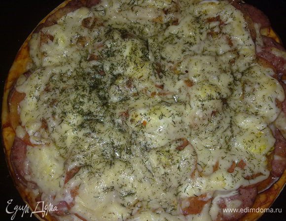 тесто раскатать в круг, смазать кетчупом. Выложить мелко порезанный лук, порезанную полукружками колбасу, кружки помидора (их немного присолить), смазать майонезом и посыпать тёртым сыром. Ну и выпечь.