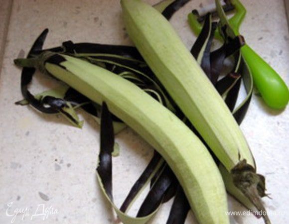Приготовить начинку. Снять с баклажанов шкурку.