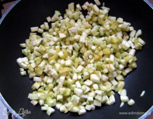 Нарезать баклажаны на мелкие кубики и обжарить на оливковом масле. Посолить, поперчить. Присыпать базиликом.