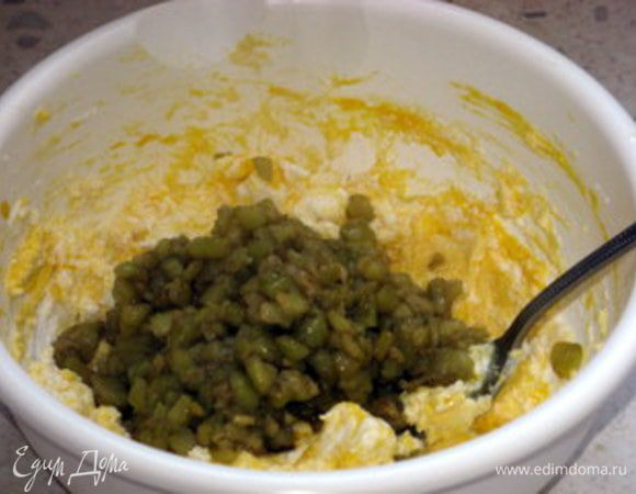 Смешать рикотту с тёртым сыром, добавить яйца и панировочные сухари. Добавить готовые баклажаны. Хорошо перемешать. 