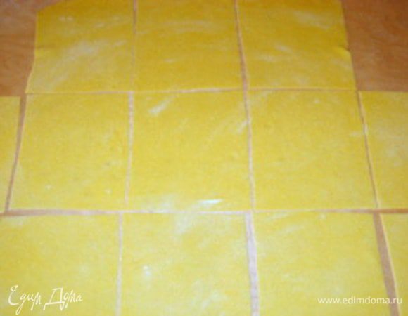 Раскатать тесто в тонкий, почти прозрачный пласт (сфолью). Нарезать на прямоугольники 10х14 см.