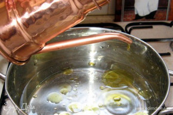 Вскипятить в кастрюле воду с щепоткой соли и ст.ложкой оливкового масла. Масло не даст пасте слипнуться между собой.