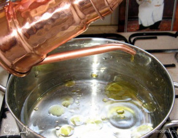 Вскипятить в кастрюле воду с щепоткой соли и ст.ложкой оливкового масла. Масло не даст пасте слипнуться между собой.