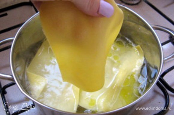 Опустить в кипящую воду нарезанные куски пасты и варить 30-40 секунд.