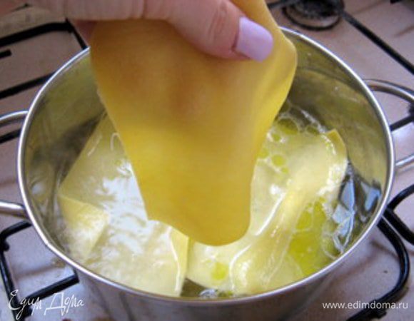 Опустить в кипящую воду нарезанные куски пасты и варить 30-40 секунд.