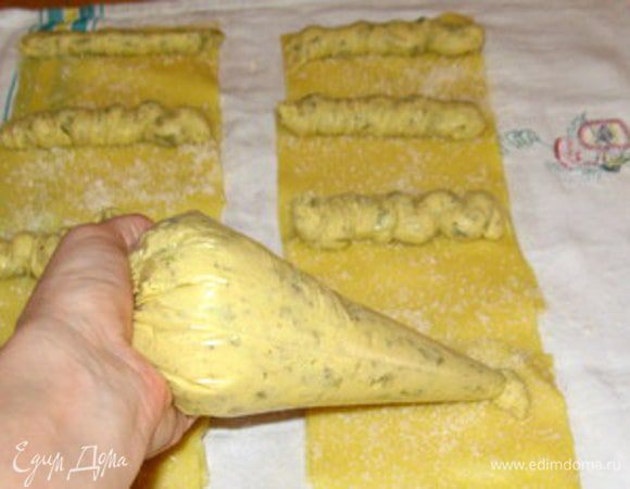 Для того, чтобы начинить каннелони, наполнить кондитерский мешок начинкой.
Выдавить начинку на верний, более узкий, край прямоугольников. 

