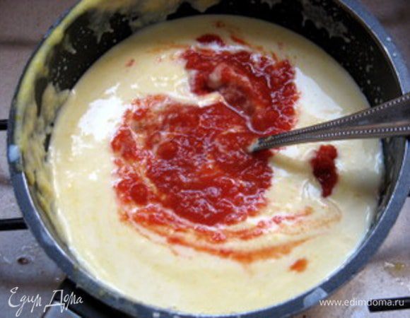 Готовый соус бешамель смешать с томатным пюре (или соусом). 